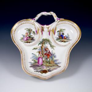 Trilobed tray with Watteau-style romantic decoration